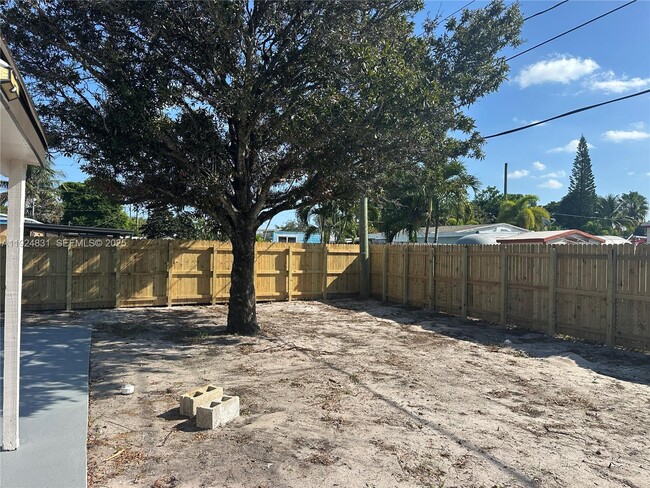 Building Photo - 1264 NE 25th Ct