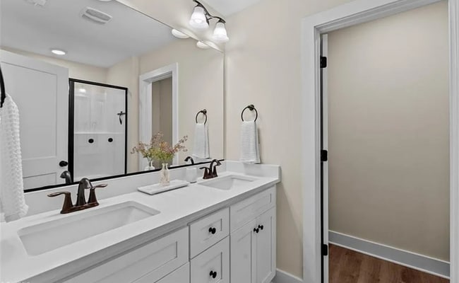 Building Photo - Like new modern maintenance free 3 bedroom 2.5 bath townhouse in Greensboro. Lawn care included.
