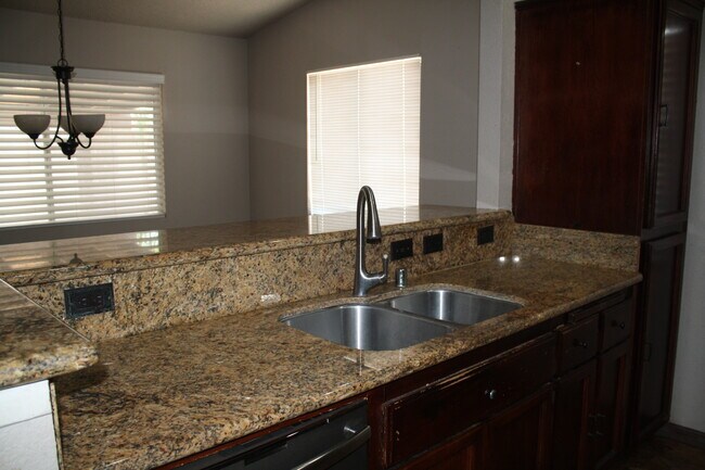 Building Photo - 2119 Foxglove Ct