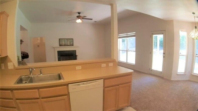 Building Photo - 2100 Silver Fox Dr