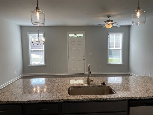 Building Photo - Beautiful Townhome in Downtown Wake Forest