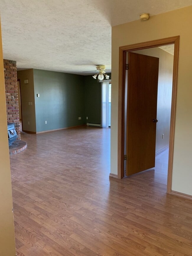 Building Photo - 2 Bedroom 2 Bathroom Condo Close to Campus!