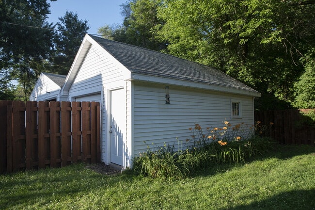 Building Photo - Beautifully Renovated 4-Bedroom Home with Fenced Backyard!