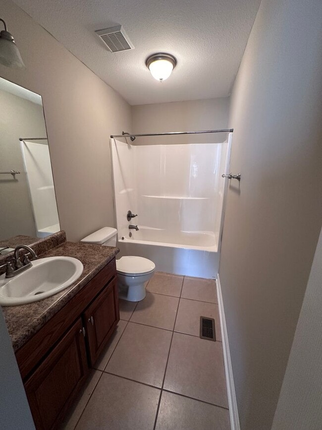 Building Photo - Eagle Landing - End Unit