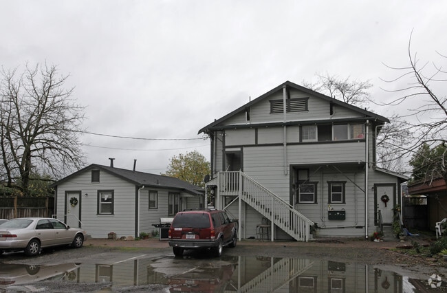 Primary Photo - 311 Lakeville St