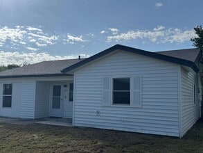 Building Photo - Spacious and recently remodeled 3 bedroom, 2 bathroom home located in a quiet neighborhood in Cop...