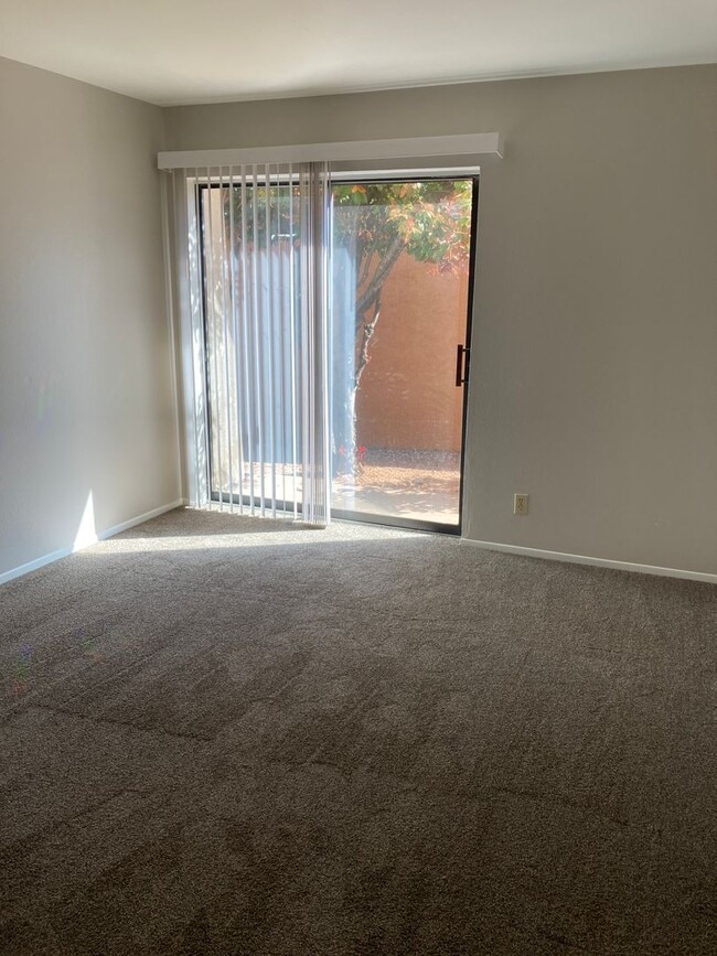 Building Photo - 3 bedroom condo in Village of Oak Creek