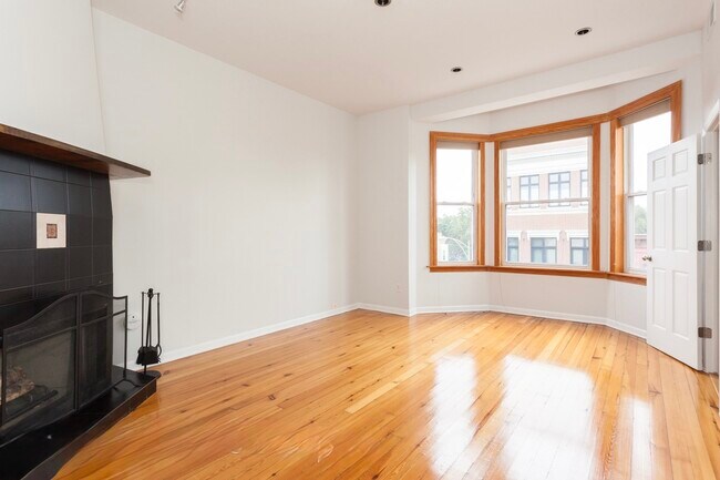 Building Photo - 2204 N Clybourn Ave