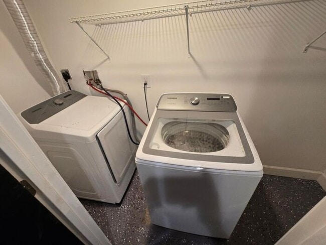 Building Photo - 4 Bedrooms 3 Bathrooms