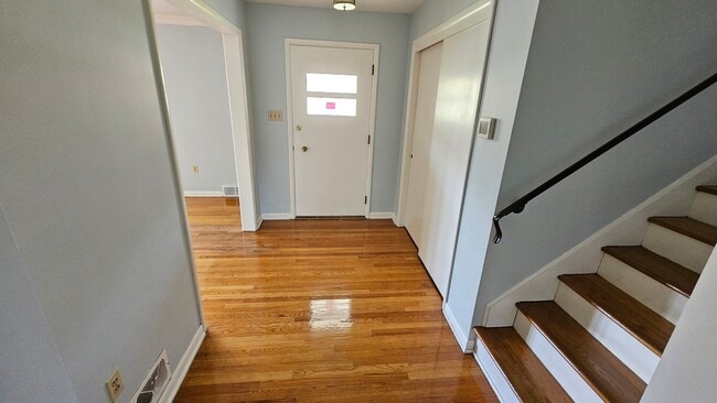 Building Photo - 4 Bedroom Single Family Home