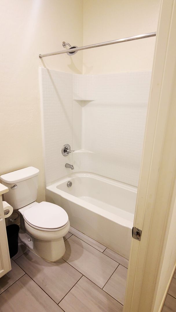 Building Photo - Like new 4-bedroom with Teen suite & Commu...