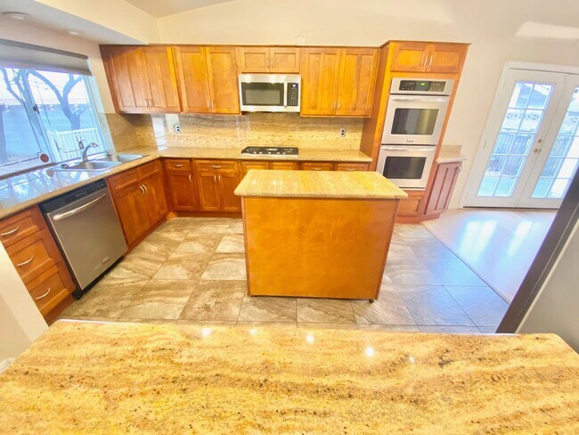 Building Photo - SPACIOUS SINGLE-STORY HOME 3 BEDROOM & 3 B...