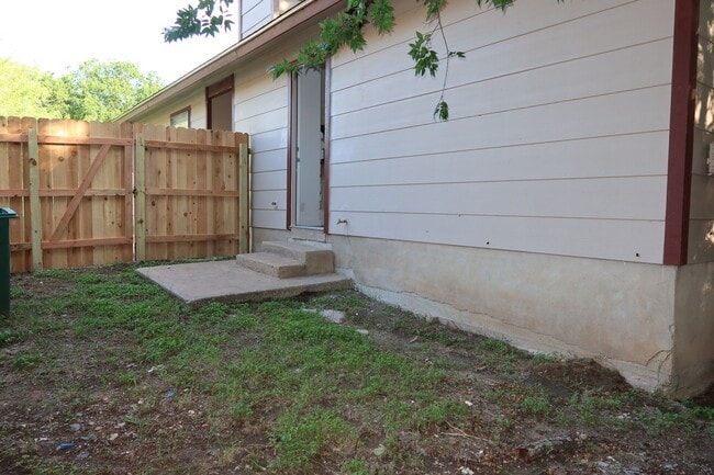 Building Photo - Aberdeen Duplex - 2Bd/2Ba - Remodeled - W/D - Fireplace - Garage - Fenced Patio - $1600
