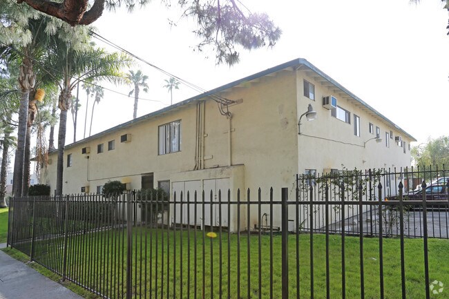 Building Photo - Royal Palms