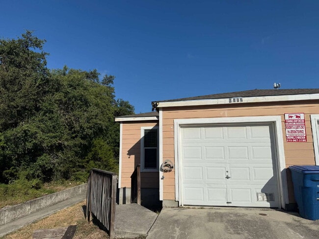 Building Photo - Gorgeous 2 Bed/2 Bath Duplex in North West SA
