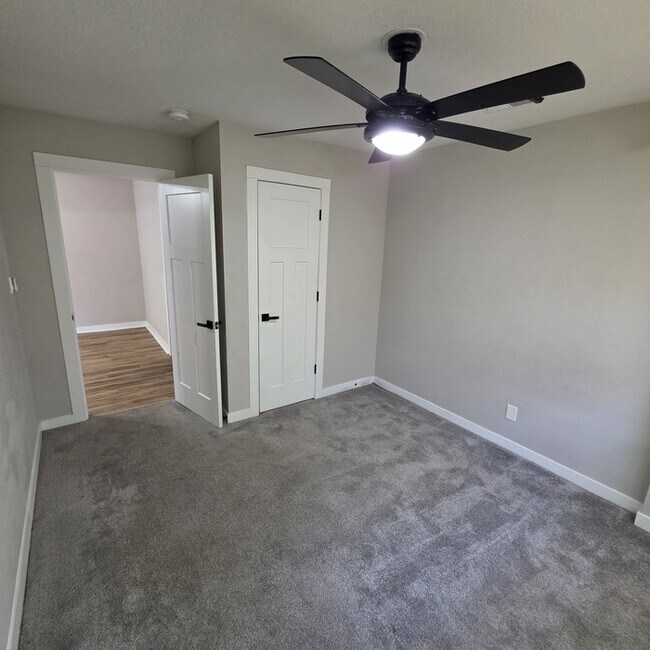 Building Photo - Beautiful 4 bedrooms and 2 full baths home located on E 113th St in Kansas City, MO