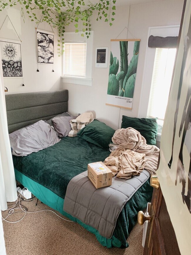 Building Photo - PRELEASE: 7 bdrm/2 bath in the York Neighborhood!