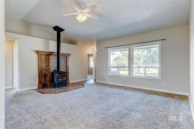 Building Photo - 4 Bedroom 2 Bath with RV Parking 2 Car Gar...