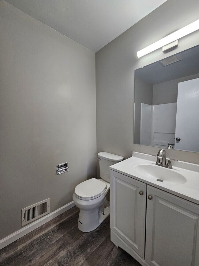 Building Photo - 3 Bedroom 1.5  bathroom End unit Townhouse near Bethlehem Catholic High School.