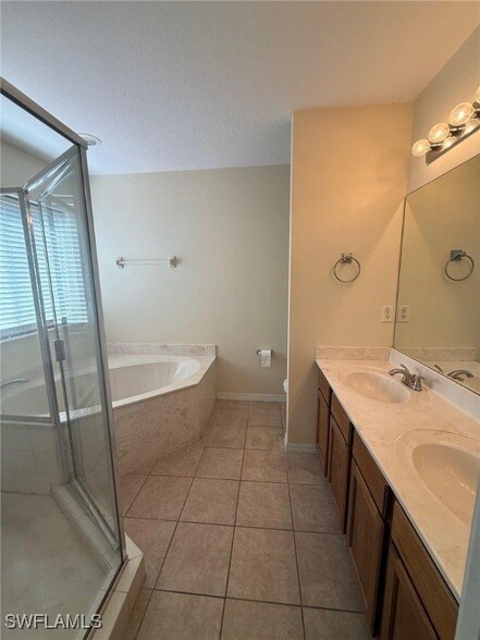 Building Photo - 9602 Roundstone Cir