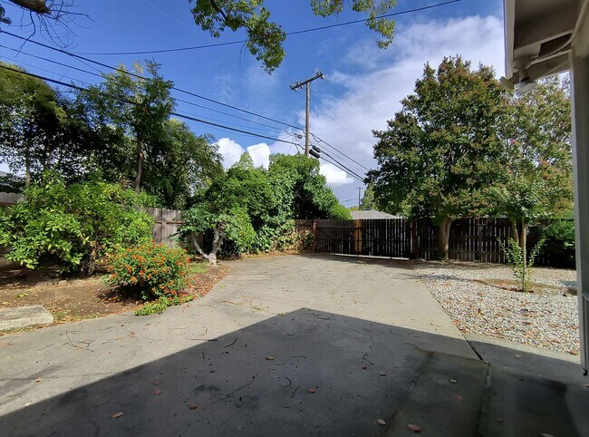 Building Photo - Darling Home on Darlene!