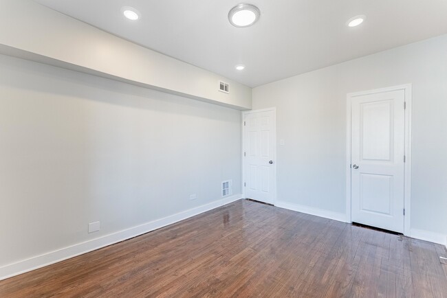 Building Photo - 1121 N Leclaire Ave