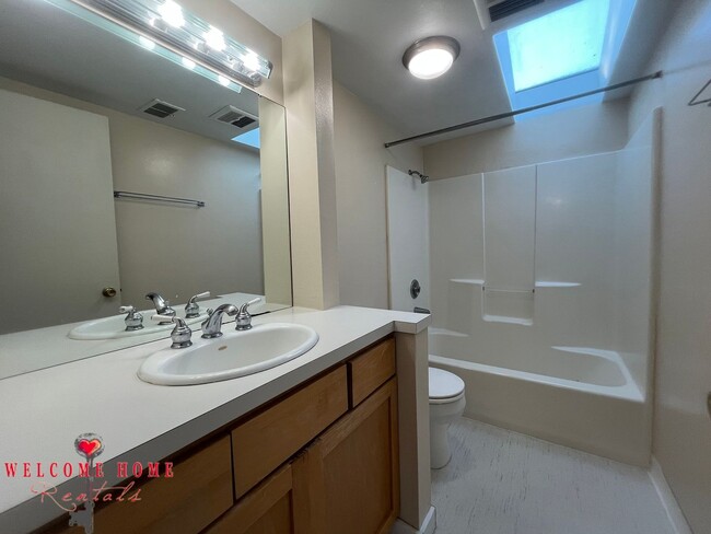 Building Photo - 2 bedroom townhome condo with AMAZING view, brand new carpeting and a fresh coat of paint!!!