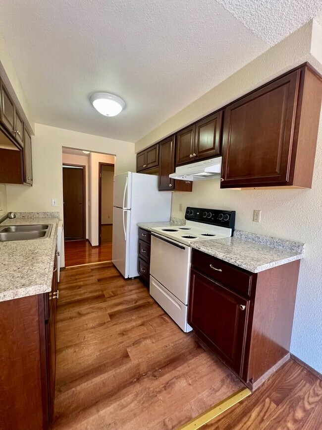 Building Photo - Well Maintained 2BD Duplex - Water Included