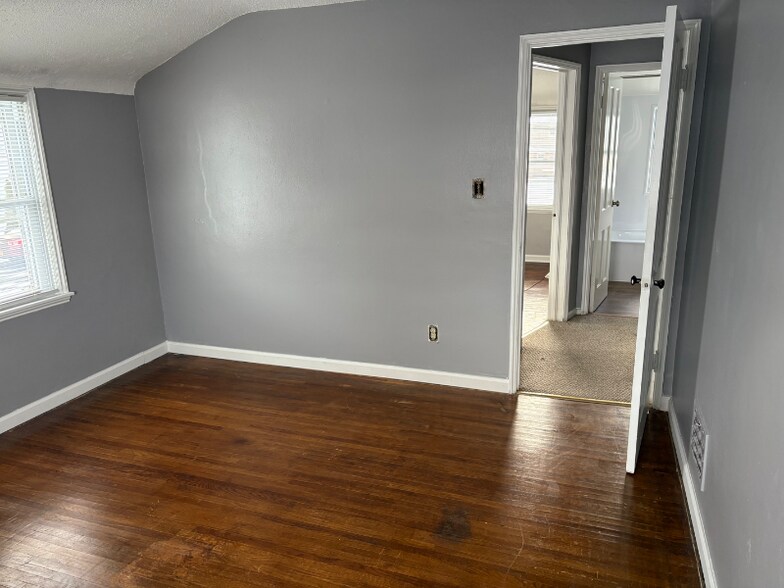 Building Photo - 136 Kenview Ave