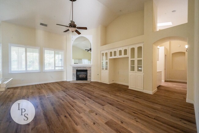 Building Photo - NorthWest Fresno Home, 3BR/2BA, Built 1998...