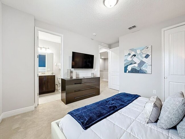 Building Photo - 8 Bedrooms 7 baths on a resort community