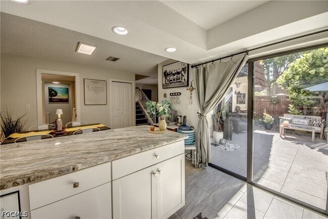 Building Photo - 5213 Cedarbend Dr