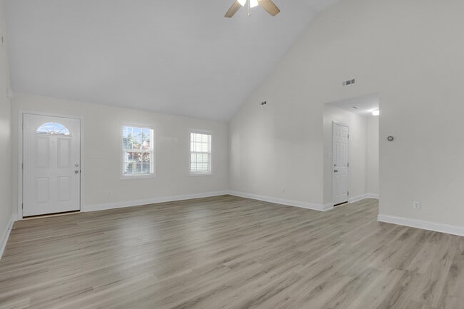 Building Photo - 204 Two Oaks Ct