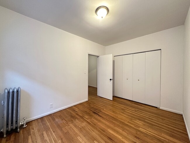 Building Photo - 933 W Sunnyside Ave