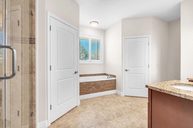 Building Photo - Stunning 4 Bedroom in PRIME Location!!  South of I-10!!