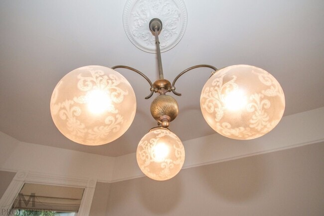 Building Photo - Eureka Valley Victorian Flat - Spacious and Pristine 1 Bed, 1 Bath