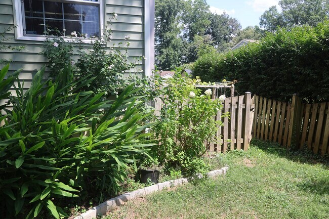 Building Photo - 9802 Brightlea Dr