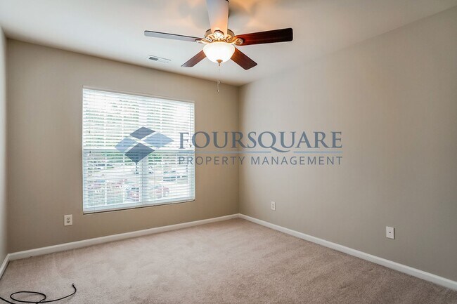 Building Photo - Townhome |Fenced Back Patio with Privacy F...