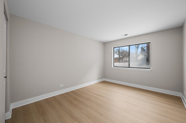 Building Photo - 705 W Central Rd