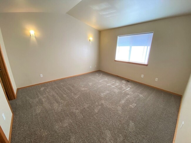 Building Photo - Spacious 3 Bedroom with Office - Fenced Lawn with Lawn Care Provided!