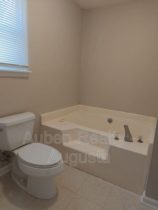 Building Photo - 5183 Fairington Dr