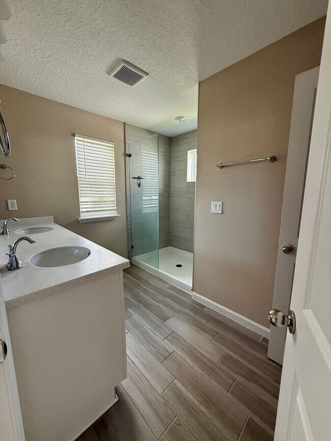 Building Photo - 12803 Josslyn Ln