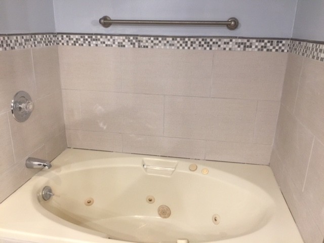 Jetted tub in bathroom #1 - 1350 Curson S Ave