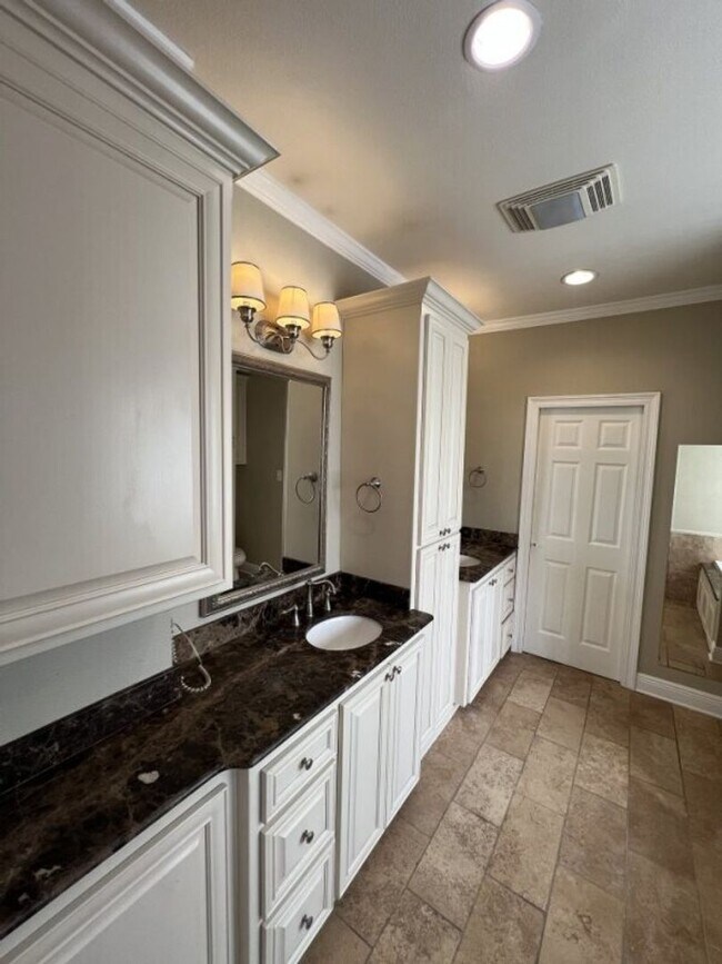 Building Photo - Vintage 3 Bedroom Home in historic University Gardens near LSU Lakes!