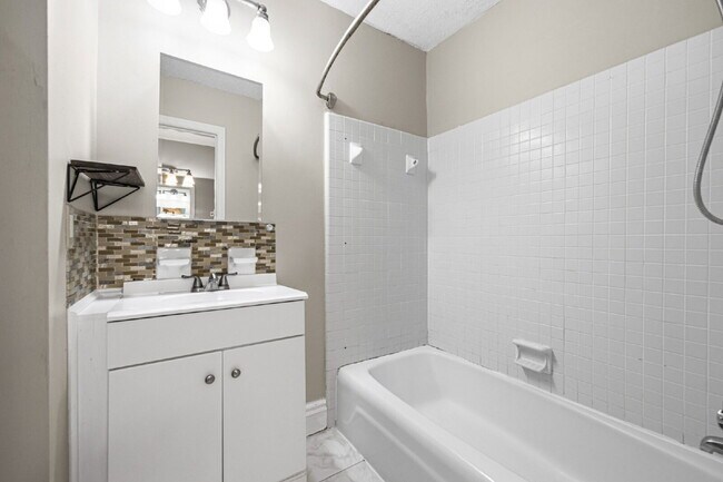 Building Photo - GREAT LOCATION 2BED 2BATH! FENCED IN YARD!