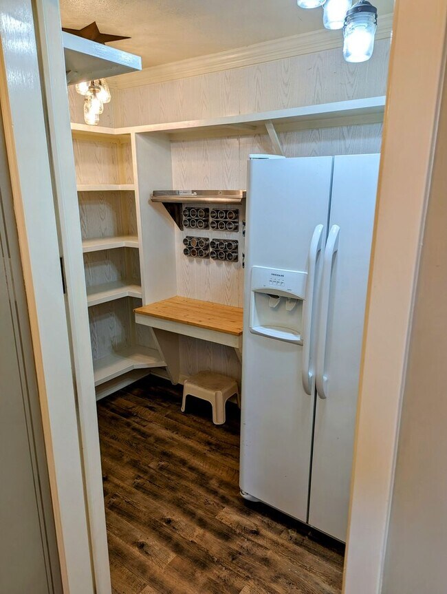 Building Photo - Updated 3/2 in Scott with Country Views!