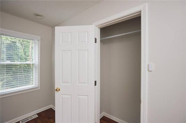 Building Photo - 1235 Beechview Dr SE