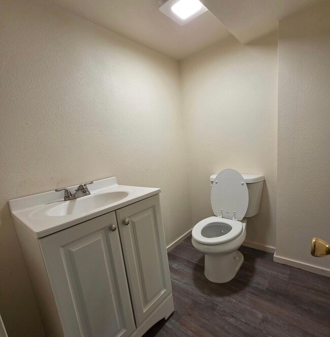 Building Photo - Corner location near ISU-Single Family Home with room to spread out!