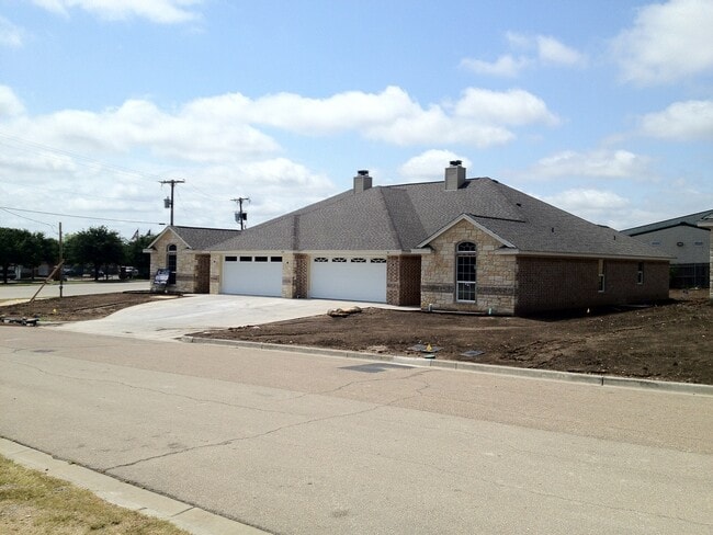 Building Photo - 205 Chapel Trail Cir