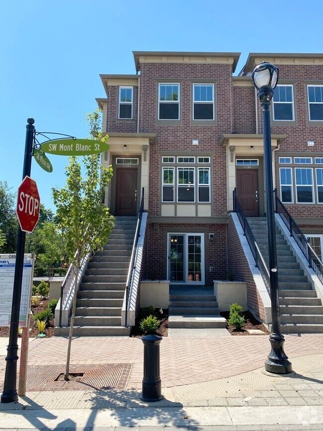 Building Photo - Beautiful brownstone in the heart of Ville...